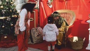 El Cartero Real recogiendo la carta de una niña
