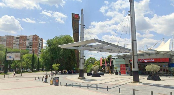 Entrada principal del Centro Comercial la vaguada en Madrid