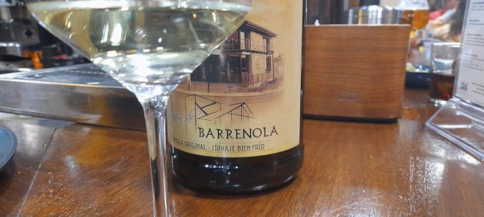 Etiqueta de botella de vino en el Barrenola