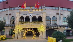 Plaza de toros de Moralzarzal iluminada en Navidad