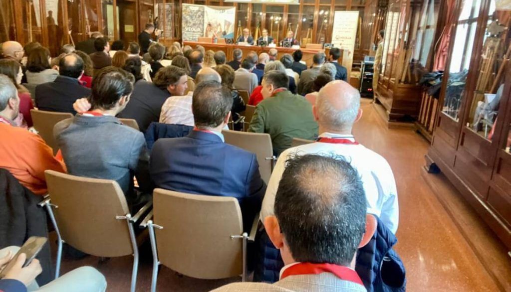 Público en una sala del ayuntamiento de Moralzarzal