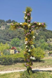 Cruz cubierta de retamas en flor