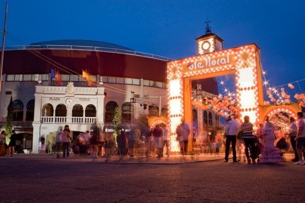 Encendido de luces de la gran portada de OléMoral, frente a la plaza de toros