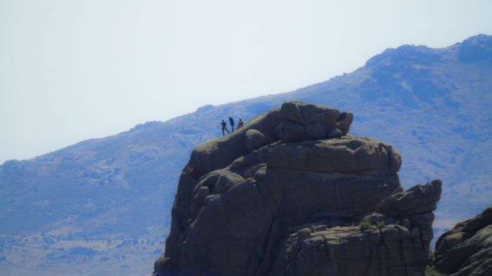 Escaladores descendiendo de un gran bloque de granito en la pedriza. Foto de Santiago Rivas