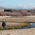 Hombre paseando en Embalse de Santillana en febrero de 2022
