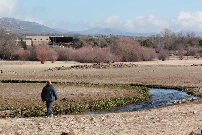 Hombre paseando en Embalse de Santillana en febrero de 2022