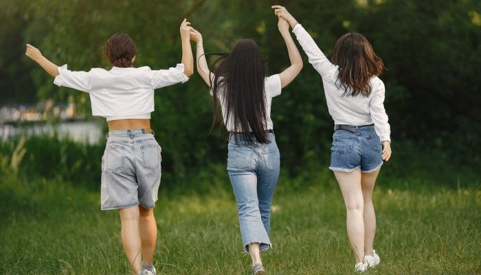 Jóvenes disfrutando al aire libre