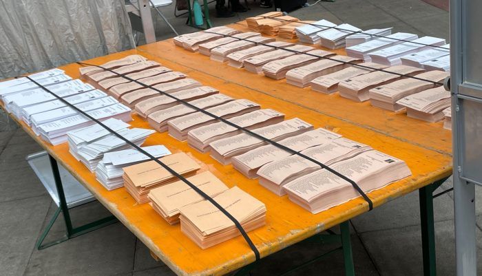 Mesa con papeletas para las elecciones