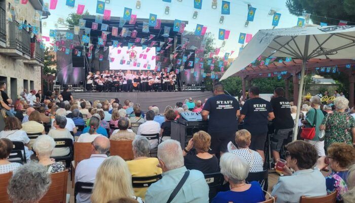 Coro en el escenario celebrando el día del abuelo en Moralzarzal
