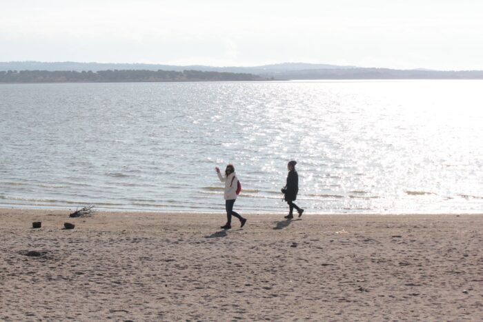 Jovenes paseando por el embalse de Manzanares el Real