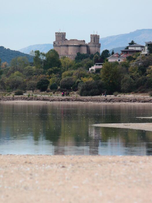Vista del Castillo de Manzanares el Real desde el embalse