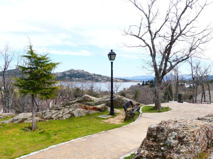 Parque de Navacerrada con un mirador al embalse