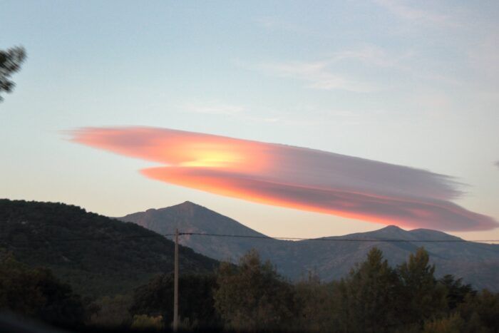 Nubes lenticulares al atardecer en Moralzarzal