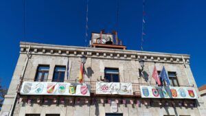 Plaza del ayuntamiento de Guadalix de la Sierra con la estatua de Pepe Isbert