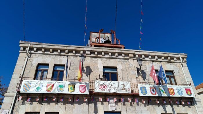 Plaza del ayuntamiento de Guadalix de la Sierra con la estatua de Pepe Isbert