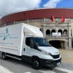 Camión de Mudanzas Moralzarzal frente a la plaza de Toros de Moralzarzal