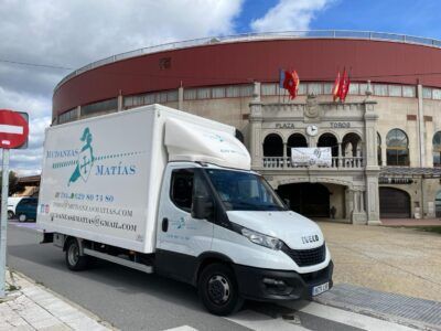 Camión de Mudanzas Moralzarzal frente a la plaza de Toros de Moralzarzal