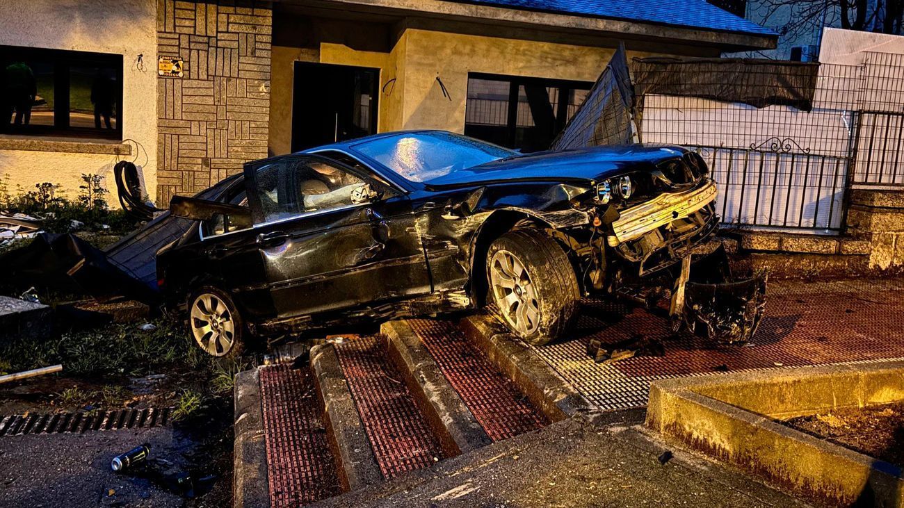 Coche negro destrozado tras un accidente en Collado Villalba