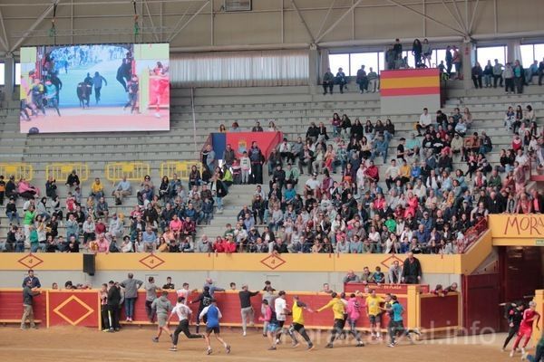 Gradas de la plaza de toros de Moralzaral en Fiestas. Corredores entrando en la plaza