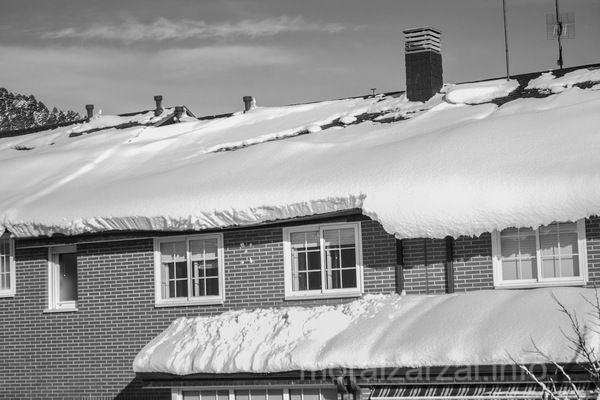 Nieve acumulada en los tejados de las casas de Moralzarzal en la nevada de Filomena