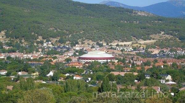 Panorámica de Moralzarzal con la plaza de toros en el centro