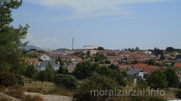 Tejados y plaza de toros desde el parque de La Tejera de Moralzarzal