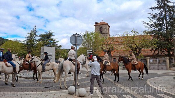 Fiesta Cruz de Mayo en Moralzarzal Caballos en la Iglesia de Moralzarzal