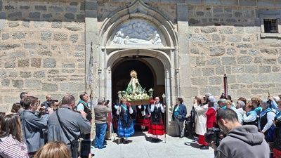 Romería en Galapagar. La Virgen sale de la Iglesia