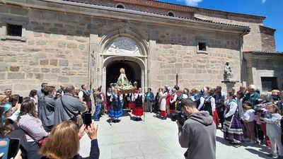 Romería en Galapagar. La Virgen sale de la Iglesia
