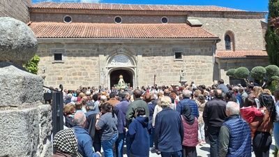 Romería en Galapagar. La Virgen sale de la Iglesia