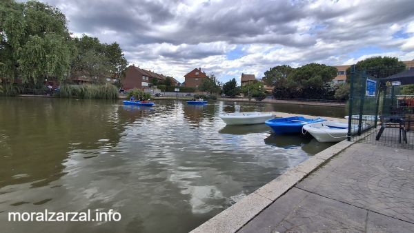 Barcas en el parque de la laguna del Carrizal Villalba