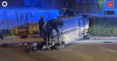Imagen de Telemadrid. Accidente en el P29 de Collado Villalba. Coche volcado tras un accidente en una rotonda