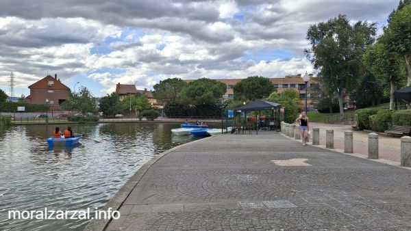 Puesto de alquiler de barcas en parque de la laguna del Carrizal de Villalba