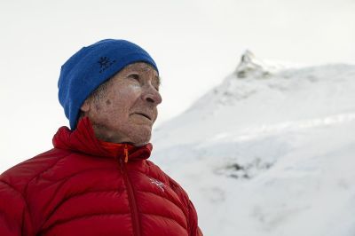 Carlos Soria tras coronar la cumbre de Manaslu