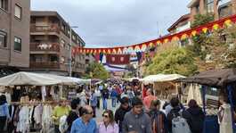 Gente disfrutando del Mercado Medieval de Las Rozas