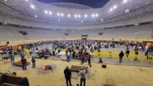 Plaza de toros cubierta de Moralzarzal con una hoguera encendida para la Castañada Popular