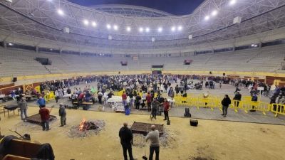 Plaza de toros cubierta de Moralzarzal con una hoguera encendida para la Castañada Popular