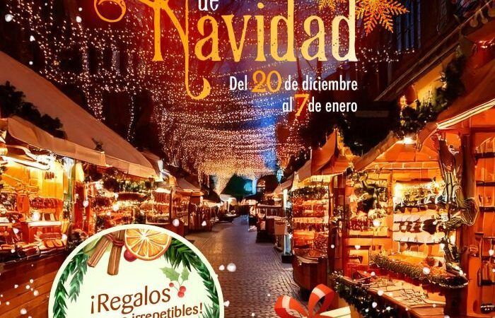 Casetas de madera con productos artesanos de Navidad en las calles iluminadas de San Lorenzo de El Escorial
