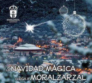 Moralzarzal nevado con luces navideñas y adornos brillantes.