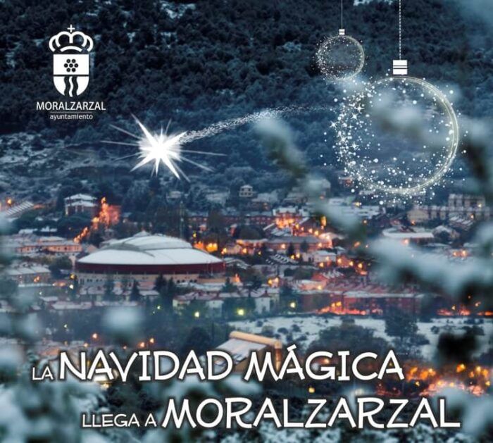 Moralzarzal nevado con luces navideñas y adornos brillantes.