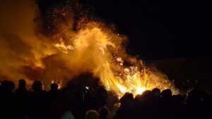 La Luminaria vuelve a reunir a la localidad en una noche de tradición y comunidad en el Parque de El Raso.