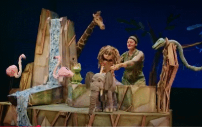 Escena del espectáculo infantil “Yo, Tarzán” con títeres de animales en una selva teatral.