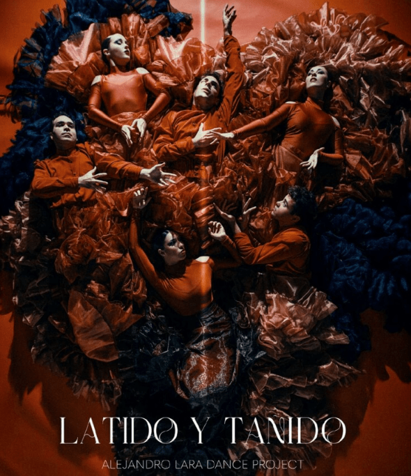 Alejandro Lara y su compañía interpretando “Latido y Tañido” sobre el escenario, con luces cálidas que evocan el pulso vital del espectáculo.