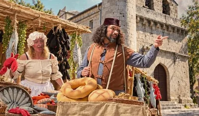 Mercado Medieval de Alpedrete 2026 con puestos de artesanía y ambientación histórica frente a la iglesia